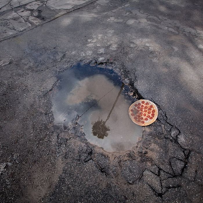 Homem lança pizzas na natureza e chama de arte. Isso é arte? 20